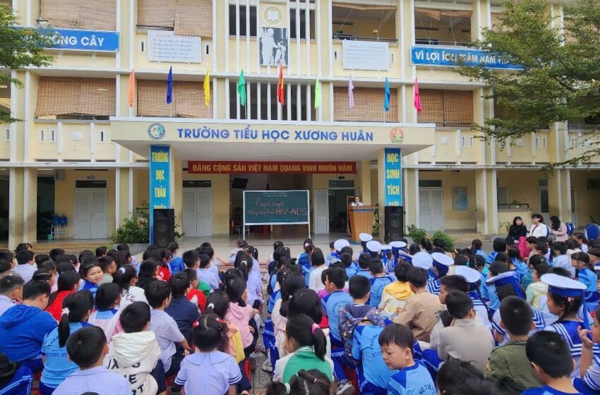  Hoạt động tuyên truyền HIV/AIDS, trao học bổng học sinh học kỳ 1 cùng với các tiết mục văn nghệ sinh hoạt dưới cờ chủ điểm “Uống nước nhớ nguồn”.