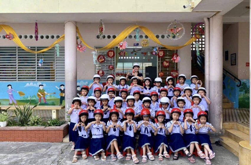  TRƯỜNG TIỂU HỌC XƯƠNG HUÂN DUY TRÌ TRẬT TỰ AN TOÀN GIAO THÔNG TRƯỚC CỔNG TRƯỜNG.
